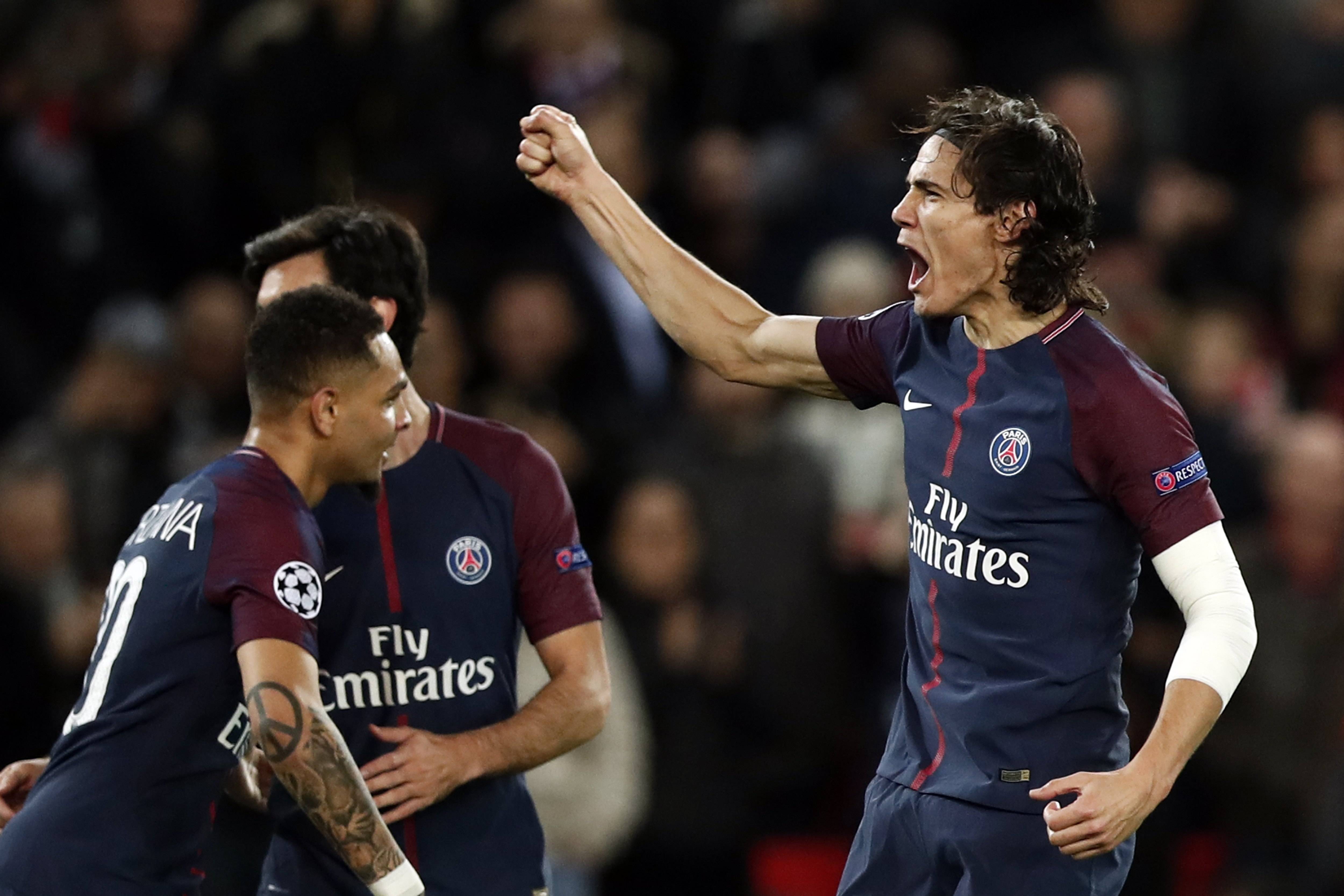 输掉国家德比后，河床球员萨拉斯用拳击打场内拍照的一名人员（国家德比失利后，河床球员萨拉斯拳击场内拍摄人员）