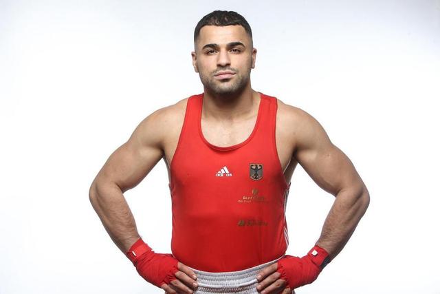 滕哈格：球员转会很正常，但最好别在一个转会窗放走四五人（滕哈格：转会属常态，但单个转会窗不宜一次放走四五人）