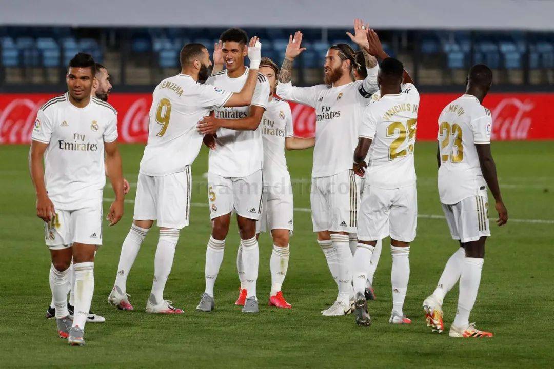 奥格斯堡2-0勒沃库森，吉安努利斯传射，药厂三中门框