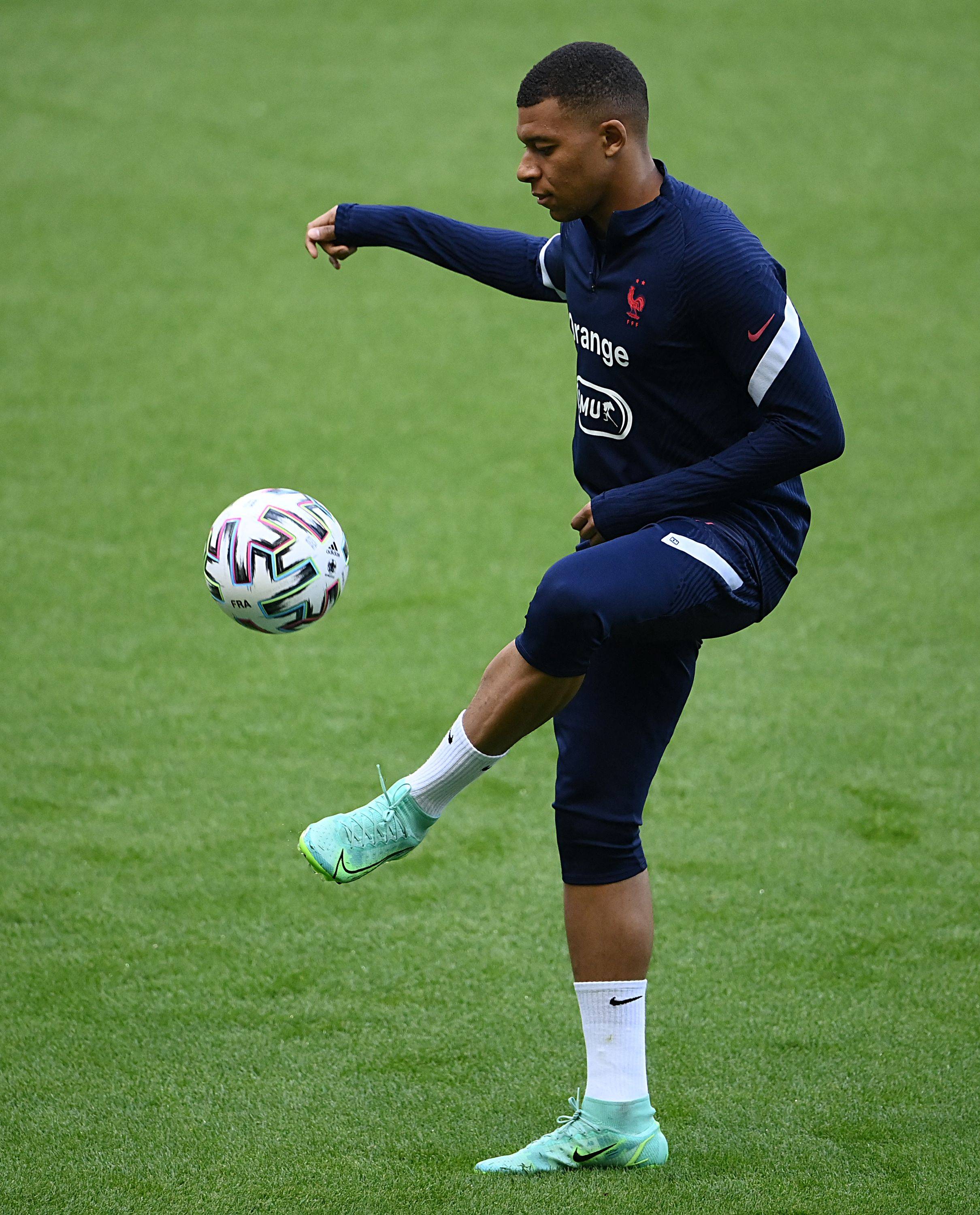 NBA：独行侠击败骑士 东契奇全场数据爆炸（NBA：独行侠力克骑士，东契奇砍下爆炸数据）