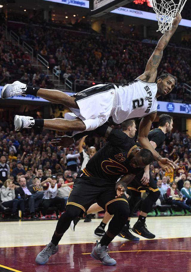 门将关键扑救震惊全场，堪称神扑（门将逆天一扑震撼全场，堪比神迹）