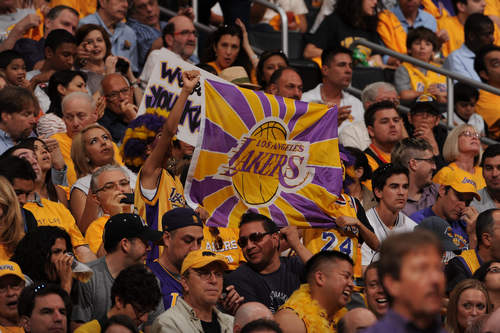 球星赛后发文鼓励全队：继续战斗（赛后球星发文为球队打气：奋战到底）