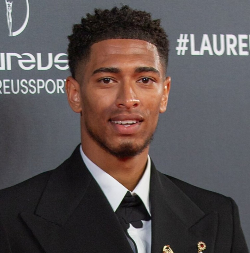 海港6日上午转道新加坡去新山，颜骏凌、徐新获颁纪念球衣（海港队6日上午经新加坡转赴新山，颜骏凌与徐新获赠纪念球衣）