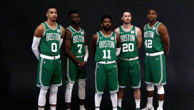 萨勒马克尔斯比赛里与裁判对峙，还被裁判踢了一脚（萨勒马克尔斯赛中与裁判争执，遭裁判一脚踢中）