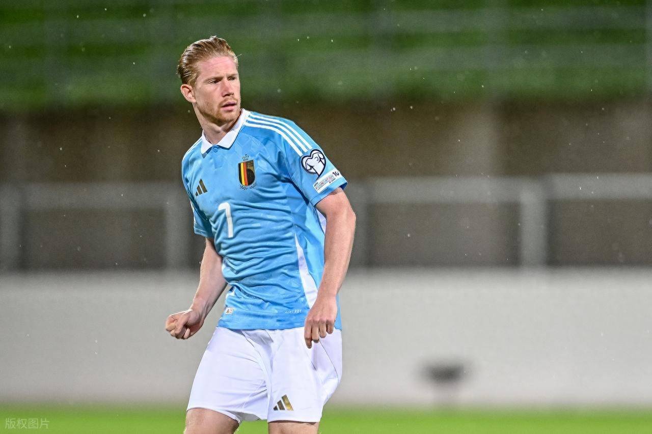 足球欧冠淘汰赛门票秒罄，黄牛翻倍叫价（欧冠淘汰赛门票瞬间售罄，黄牛价翻番）