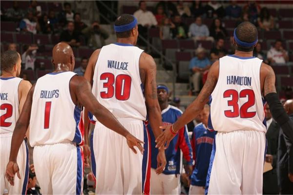 哈登快船生涯助攻来到1466次，升至队史第六位（哈登快船生涯助攻累计1466次，排名队史第六）