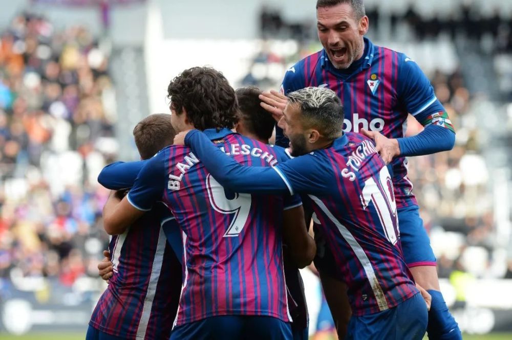 足球产业的 足球产业的